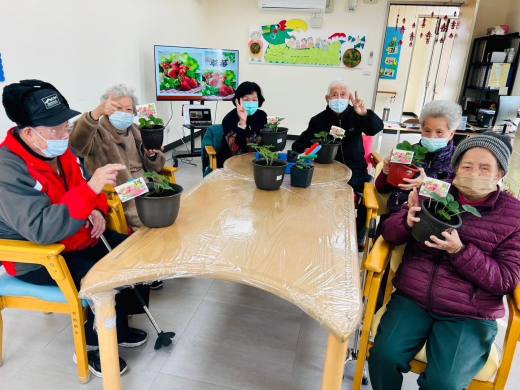 正念園藝活動首場回顧：種植草莓，種下希望的種子