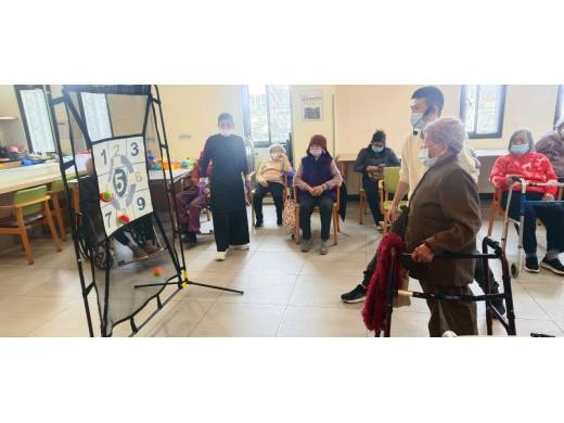 金湖日照-九宮格丟軟球、瑜珈球伸展