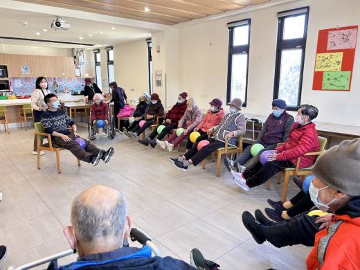 金湖日照-瑜伽球早操、腳好壯壯