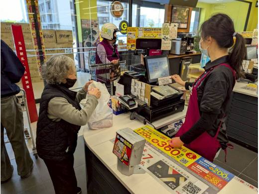 金湖日照-早操、前進百分百、社區購物