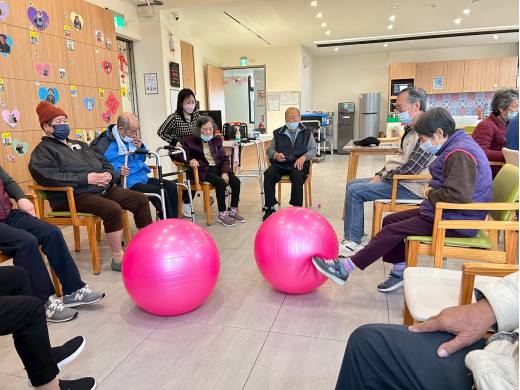 金湖日照-早操、韻律球遊戲、套圈圈